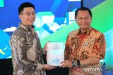 Owner PT Sentosa Jaya Purnama, Lam Brian Chan (kiri) saat memberikan cenderamata kepada Anggota DPR-RI periode 2019–2024, Bambang Patijaya (kanan) di acara Peresmian pengoperasian PLTBm Sadai 1x10 megawatt di Desa Sadai Kabupaten Bangka Selatan pada Selasa (30/7/2024). (ANTARA/ Rusdiyanto)