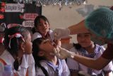 Tenaga kesehatan memberikan pelayanan imunisasi polio tahap pertama kepada siswa SD Negeri 12 Peguyangan saat Pekan Imunisasi Nasional (PIN) Polio 2024 di Kota Denpasar, Bali, Selasa (30/7/2024). Dinas Kesehatan Provinsi Bali menargetkan 492.958 anak terimunisasi pada Pekan Imunisasi Nasional (PIN) Polio 2024 yang digelar pemerintah secara serentak. ANTARA FOTO/Nyoman Hendra Wibowo/wsj.