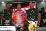 Pangdam XII/Tanjungpura Mayjen TNI Iwan Setiawan (kedua kanan) bersama Kepala Badan Narkotika Nasional (BNN) Provinsi Kalbar Brigjen Pol Sumirat Dwiyanto (kedua kiri), Danpomdam XII/Tanjungpura Kolonel CPM Dermawan Agus Irianto (kiri) dan Danyon Kav 12/BC Letkol Kav Andy Setio (kanan) saat memberikan keterangan pers tentang penyerahan barang bukti sabu 6,4 kilogram di Kodam XII/Tanjungpura, Kabupaten Kubu Raya, Kalimantan Barat, Selasa (30/7/2024). Satgas Pamtas RI-Malaysia Yonkav 12/Beruang Cakti berhasil menangkap satu Warga Negara Asing asal Malaysia berinisial E serta dua WNI berinisial N dan OL yang melakukan penyelundupan narkotika dengan barang bukti sabu-sabu seberat 6,4 kilogram di perbatasan Jagoi Babang, Kabupaten Bengkayang,Kalbar, dan selanjutnya diserahkan kepada BNNP Kalbar untuk diproses. ANTARA FOTO/Jessica Wuysang