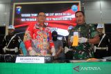 Pangdam XII/Tanjungpura Mayjen TNI Iwan Setiawan (kedua kanan) bersama Kepala Badan Narkotika Nasional (BNN) Provinsi Kalbar Brigjen Pol Sumirat Dwiyanto (kedua kiri) memberikan keterangan pers tentang penyerahan barang bukti sabu 6,4 kilogram di Kodam XII/Tanjungpura, Kabupaten Kubu Raya, Kalimantan Barat, Selasa (30/7/2024). Satgas Pamtas RI-Malaysia Yonkav 12/Beruang Cakti berhasil menangkap satu Warga Negara Asing asal Malaysia berinisial E serta dua WNI berinisial N dan OL yang melakukan penyelundupan narkotika dengan barang bukti sabu-sabu seberat 6,4 kilogram di perbatasan Jagoi Babang, Kabupaten Bengkayang,Kalbar, dan selanjutnya diserahkan kepada BNNP Kalbar untuk diproses. ANTARA FOTO/Jessica Wuysang