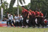 Peserta saling berlomba pertandingan babak penyisihan cabor terompah panjang dalam Invitasi Olahraga Tradisional di Alun-alun Ngawi, Jawa Timur, Rabu (31/7/2024). Lomba tersebut diadakan selama tiga hari dengan mempertandingan berbagai olahraga tradisional seperti sumpitan, gobak sodor, dagongan, terompah panjang serta egrang dan diikuti ratusan peserta perwakilan seluruh Kabupaten/Kota Jawa Timur. ANTARA Jatim/Ari Bowo Sucipto/mas.