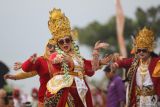 Sejumlah guru memainkan seni pertunjukan kentrung kreasi betajuk Kala Senja di Bumi Panjalu di Kediri, Jawa Timur, Rabu (31/7/2024). Pertunjukan kentrung kreasi yang diselenggarakan oleh Dinas Pendidikan Kediri tersebut dimainkan oleh guru tingkat PAUD hingga SMA sebagai upaya menanamkan norma kemasyarakatan kepada generasi muda sekaligus melestarikan kesenian kentrung. ANTARA Jatim/Prasetia Fauzani/mas.