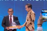 Jokowi menerima penghargaan sebagai Bapak Konstruksi Indonesia