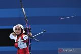 Pemanah putri Indonesia Diananda Choirunnisa melepaskan anak panah ke sasaran saat menghadapi pemanah Belanda Laura van der Winkel pada babak 32 besar panahan nomor perorangan putri Olimpiade Paris 2024 di Esplanade des Invalides, Paris, Prancis, Selasa (30/7/2024). Diananda menang 7-1 atas pemanah Belanda tersebut. ANTARA FOTO/Wahyu Putro A/wsj.