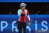 Pemanah putri Indonesia Diananda Choirunisa berpose usai menang lawan pemanah Amerika Serikat Catalina Gnoriega pada babak 32 besar panahan nomor perorangan putri Olimpiade Paris 2024 di Esplanade des Invalides, Paris, Prancis, Selasa (30/7/2024). Diananda melaju ke babak 16 besar setelah menang atas Catalina Gnoriega dengan skor 6-5. ANTARA FOTO/Wahyu Putro A/wsj.