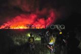 Warga menyaksikan kebakaran hutan dan lahan (karhutla) di Tangkit, Muaro Jambi, Jambi, Selasa (30/7/2024). Warga setempat menyebutkan, sekitar lima hektare lahan di daerah itu terbakar sejak Selasa (30/7/2024) sore. ANTARA FOTO/Wahdi Septiawan/rwa.
