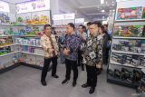  Wali Kota Surabaya Eri Cahyadi (tengah) didampingi Kepala Kanwil DJBC Jatim I Untung Basuki (kiri) dan Chief Executive Officer Tritunggal Abadi Jaya Indonesia Hardy Pangdani (kanan) meninjau lokasi pameran Indonesia Toys Paradise di Surabaya, Jawa Timur, Kamis (1/8/2024). Pameran mainan pertama dan terbesar di Asia Tenggara tersebut bertujuan untuk menjadi wadah dan pendorong pertumbuhan ekonomi dan UMKM di Indonesia serta mendukung perkembangan industri mainan anak-anak. Antara Jatim/Rizal Hanafi/um 