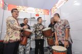 Kepala Kanwil DJBC Jatim I Untung Basuki (kiri) dan Chief Executive Officer Tritunggal Abadi Jaya Indonesia Hardy Pangdani (kanan) membuka pameran Indonesia Toys Paradise di Surabaya, Jawa Timur, Kamis (1/8/2024). Pameran mainan pertama dan terbesar di Asia Tenggara tersebut bertujuan untuk menjadi wadah dan pendorong pertumbuhan ekonomi dan UMKM di Indonesia serta mendukung perkembangan industri mainan anak-anak. Antara Jatim/Rizal Hanafi/um 