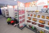 Pekerja menata mainan yang ditampilkan pada pameran Indonesia Toys Paradise di Surabaya, Jawa Timur, Kamis (1/8/2024). Pameran mainan pertama dan terbesar di Asia Tenggara tersebut bertujuan untuk menjadi wadah dan pendorong pertumbuhan ekonomi dan UMKM di Indonesia serta mendukung perkembangan industri mainan anak-anak. Antara Jatim/Rizal Hanafi/um 