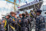 Sejumlah Taruna Akademi Angkatan Laut (AAL) Angkatan ke-71 Tahun 2024 naik ke KRI Bima Suci saat pemberangkatannya di Koarmada II, Surabaya, Jawa Timur, Kamis (1/8/2024). KRI Bima Suci membawaÂ  210 Taruna Akademi Angkatan Laut (AAL) Angkatan ke-71 Tahun 2024 untuk melaksanakan misi diplomasi dan muhibah duta bangsa dalam rangka mendukung Latihan Praktek (Lattek) Pelayaran Kartika Jala Krida (KJK) ke sejumlah negara. Antara Jatim/Didik Suhartono/um 