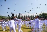 Pamong praja muda melemparkan topi saat Pelantikan Pamong Praja Muda Institut Pemerintahan Dalam Negeri (IPDN) Angkatan ke XXXI di Lapangan IPDN, Jatinangor, Kabupaten Sumedang, Jawa Barat, Kamis (1/8/2024). Wakil Presiden Ma'ruf Amin melantik sebanyak 1.079 Pamong Praja Muda IPDN Angkatan XXXI yang nantinya akan ditugaskan ke berbagain wilayah di Indonesia. ANTARA FOTO/Raisan Al Farisi/agr