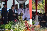 Wakil Presiden Ma'ruf Amin memberikan sambutan saat Pelantikan Pamong Praja Muda Institut Pemerintahan Dalam Negeri (IPDN) Angkatan ke XXXI di Lapangan IPDN, Jatinangor, Kabupaten Sumedang, Jawa Barat, Kamis (1/8/2024). Wakil Presiden Ma'ruf Amin melantik sebanyak 1.079 Pamong Praja Muda IPDN Angkatan XXXI yang nantinya akan ditugaskan ke berbagain wilayah di Indonesia. ANTARA FOTO/Raisan Al Farisi/agr