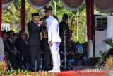 Wakil Presiden Ma'ruf Amin menyematkan lencana kepada perwakilan pamong praja saat Pelantikan Pamong Praja Muda Institut Pemerintahan Dalam Negeri (IPDN) Angkatan ke XXXI di Lapangan IPDN, Jatinangor, Kabupaten Sumedang, Jawa Barat, Kamis (1/8/2024). Wakil Presiden Ma'ruf Amin melantik sebanyak 1.079 Pamong Praja Muda IPDN Angkatan XXXI yang nantinya akan ditugaskan ke berbagain wilayah di Indonesia. ANTARA FOTO/Raisan Al Farisi/agr