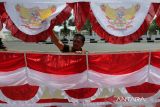 Pedagang musiman menata sejumlah bendera dan pernak-pernik HUT ke-79 Kemerdekaan RI di kawasan Masjid Raya Baiturrahman, Banda Aceh, Aceh, Kamis (1/8/2024). Menjelang perayaan HUT ke-79 Kemerdekaan  RI, penjualan pernak pernik dan bendera merah putih yang didatangkan dari luar proivinsi Aceh mulai ramai dengan harga penawaran mulai dari Rp15.000 hingga Rp450.000 per lembar menurut ukurannya. ANTARA FOTO/Ampelsa.