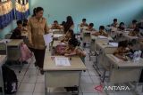 Suasana kegiatan belajar mengajar di ruangan kelas SDN Cireundeu, Cimahi, Jawa Barat, Kamis (1/8/2024). Kementerian Perencanaan Pembangunan Nasional/Badan Perencanaan Pembangunan Nasional (PPN/Bappenas) menyusun Rancangan Rencana Pembangunan Jangka Menengah Nasional (RPJMN) 2025-2029 yang salah satunya menginisiasi percepatan wajib belajar 13 tahun, yakni satu tahun prasekolah dan 12 tahun pendidikan dasar-menengah dalam bagian agenda pembangunan untuk menanamkan pendidikan karakter. ANTARA FOTO/Novrian Arbi/agr