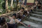 Siswa dan siswi bermain di lingkungan sekolah SDN Cireundeu, Cimahi, Jawa Barat, Kamis (1/8/2024). Kementerian Perencanaan Pembangunan Nasional/Badan Perencanaan Pembangunan Nasional (PPN/Bappenas) menyusun Rancangan Rencana Pembangunan Jangka Menengah Nasional (RPJMN) 2025-2029 yang salah satunya menginisiasi percepatan wajib belajar 13 tahun, yakni satu tahun prasekolah dan 12 tahun pendidikan dasar-menengah dalam bagian agenda pembangunan untuk menanamkan pendidikan karakter. ANTARA FOTO/Novrian Arbi/agr