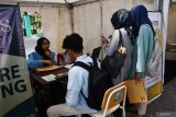 Sejumlah pencari kerja mencari informasi lowongan pekerjaan pada bursa kerja di Kota Madiun, Jawa Timur, Kamis (1/8/2024). Bursa kerja yang digelar SMKN 3 Kimia Kota Madiun diikuti 24 perusahaan lokal maupun nasional dimaksudkan untuk memfasilitasi pencari kerja yang membutuhkan pekerjaan dan perusahaan yang membutuhkan tenaga kerja. Antara Jatim/Siswowidodo/mas.