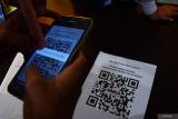 Pencari kerja memindai QR Code untuk medapatkan informasi lowongan pekerjaan pada bursa kerja di Kota Madiun, Jawa Timur, Kamis (1/8/2024). Bursa kerja yang digelar SMKN 3 Kimia Kota Madiun diikuti 24 perusahaan lokal maupun nasional dimaksudkan untuk memfasilitasi pencari kerja yang membutuhkan pekerjaan dan perusahaan yang membutuhkan tenaga kerja. Antara Jatim/Siswowidodo/mas.