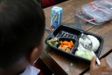 Salah satu siswa SD Negeri Klampis Ngasem 3 memakan makanan saat uji coba pelaksanaan program makan bergizi gratis di SD Negeri Klampis Ngasem 3, Surabaya, Jawa Timur, Kamis (1/8/2024). Uji coba program makan bergizi gratis dengan anggaran dari CSR perusahaan swasta tersebut sebagai upaya dalam mengurangi gizi buruk dan memprsiapkan generasi emas Indonesia. ANTARA Jatim/Moch Asim/um.