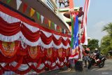 Pedagang musiman pernak-pernik HUT Kemerdekaan RI melayani pembeli di Kota Madiun, Jawa Timur, Kamis (1/8/2024). Pedagang tersebut menyediakan pernak-pernik nuansa merah putih untuk memeriahkan peringatan HUT ke-79 Kemerdekaan RI, antara lain bendera, umbul-umbul, background, banner dan tiang bendera yang ditawarkan dengan harga Rp15 ribu-Rp250 ribu tergantung ukuran dan bentuk. Antara Jatim/Siswowidodo/um