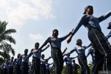 Sejumlah calon Pasukan Pengibar Bendera (Paskibra) 2024 mengikuti latihan di Alun-alun Kota Madiun, Jawa Timur, Jumat (2/8/2024). Calon Paskibra yang terdiri dari pelajar terpilih dari sejumlah sekolah bersama prajurit TNI dan Polri tersebut melakukan latihan sejak 29 Juli untuk menjalani tugas pengibaran Bendera Merah Putih pada upacara Hari Ulang Tahun (HUT) ke-79 Proklamasi Kemerdekaan RI 17 Agustus mendatang. Antara Jatim/Siswowidodo/um 