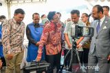 Menteri Kesehatan Budi Gunadi Sadikin (tengah) bersama PJ Gubernur Jawa Barat Bey Triadi Machmudin (kedua kanan) dan Duta Besar Uni Emirat Arab untuk Indonesia Abdulla Salem Aldhaheri (kanan) meninjau X-Ray Portabel di Gedung Sate, Bandung, Jawa Barat, Jumat (2/8/2024). Menteri Kesehatan Budi Gunadi Sadikin meluncurkan pemanfaatan 36 unit X-Ray Portabel dari kerjas ama dengan Uni Emirat Arab yang nantinya akan didistribusikan ke berbagai daerah di Indonesia dengan angka TB tertinggi. ANTARA FOTO/Raisan Al Farisi/agr
