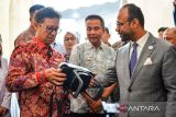 Menteri Kesehatan Budi Gunadi Sadikin (kiri) bersama PJ Gubernur Jawa Barat Bey Triadi Machmudin (tengah) dan Duta Besar Uni Emirat Arab untuk Indonesia Abdulla Salem Aldhaheri (kanan) meninjau X-Ray Portabel di Gedung Sate, Bandung, Jawa Barat, Jumat (2/8/2024). Menteri Kesehatan Budi Gunadi Sadikin meluncurkan pemanfaatan 36 unit X-Ray Portabel dari kerjas ama dengan Uni Emirat Arab yang nantinya akan didistribusikan ke berbagai daerah di Indonesia dengan angka TB tertinggi. ANTARA FOTO/Raisan Al Farisi/agr
