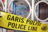 Garis polisi terpasang di Tempat Kejadian Perkara (TKP) kasus penganiayaan anak, Wensen School Indonesia, Harjamukti, Kota Depok, Jawa Barat, Jumat (2/8/2024). Polisi menyegel Daycare Wensen School Indonesia milik pelaku penganiayaan balita 2 tahun dan bayi 8 bulan, Meita Irianty dan menahan pelaku. ANTARA FOTO/Yulius Satria Wijaya/foc. 