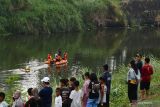 Sejumlah petugas mengendarai speedboat membawa sesaji untuk dilarung di Sungai Madiun, Kota Madiun, Jawa Timur, Jumat (2/8/2024). Larung sesaji yang dilakukan warga di kawasan sekitar sungai tersebut merupakan tradisi setiap tahun sekali dalam rangkaian kegiatan bersih desa. Antara Jatim/Siswowidodo/mas.