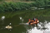 Sejumlah petugas mengendarai speedboat membawa sesaji untuk dilarung di Sungai Madiun, Kota Madiun, Jawa Timur, Jumat (2/8/2024). Larung sesaji yang dilakukan warga di kawasan sekitar sungai tersebut merupakan tradisi setiap tahun sekali dalam rangkaian kegiatan bersih desa. Antara Jatim/Siswowidodo/mas.