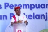 Direktur Pemasaran Pupuk Indonesia Tri Wahyu di Saleh menyampaikan pesan saat memberikan bantuan pupuk kepada Kelompok Wanita Tani (KWT) di Jambewangi, Banyuwangi, Jawa Timur, Jumat (2/8/2024). Dalam acara tersebut Pupuk Indonesia memberikan bantuan berupa 500 kilogram pupuk Phonska Plus dan 10 Paket Petroponik untuk mendukung peran wanita di sektor pertanian yang berkelanjutan. Antara Jatim/Budi Candra Setya/um