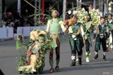 Peserta mengikuti Pets Carnival dalam rangkaian Jember Fashion Carnaval  di Jember, Jawa Timur, Sabtu (3/8/2024). Pets Carnival menampilkan parade hewan peliharaan seperti, burung, ayam, reptil, ular dan anjing. Antara Jatim/Umarul Faruq/mas 