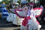 Peserta mengikuti Kirab Budaya dan Sedekah Bumi di Mejayan, Kabupaten Madiun, Jawa Timur, Sabtu (3/8/2024). Kegiatan yang diikuti sekolah, perusahaan, komunitas seni dan warga tersebut dalam rangka menyemarakkan peringatan HUT ke-79 Proklamasi Kemerdekaan RI sekaligus bersih desa. Antara Jatim/Siswowidodo/mas.