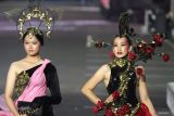 Peserta mengikuti Artwear Carnival dalam rangkaian Jember Fashion Carnaval (JFC) di Jember, Jawa Timur, Sabtu (3/8/2024) malam. Artwear Carnival menampilkan kreasi busana tematik dari desainer, komunitas, brand yang dibalut menjadi satu dalam tampilan karnaval. Antara Jatim/Umarul Faruq/mas 