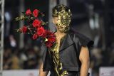 Peserta mengikuti Artwear Carnival dalam rangkaian Jember Fashion Carnaval (JFC) di Jember, Jawa Timur, Sabtu (3/8/2024) malam. Artwear Carnival menampilkan kreasi busana tematik dari desainer, komunitas, brand yang dibalut menjadi satu dalam tampilan karnaval. Antara Jatim/Umarul Faruq/mas 