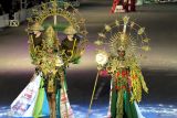 Peserta dari PT Pupuk Indonesia (Persero) mengikuti Artwear Carnival dalam rangkaian Jember Fashion Carnaval (JFC) di Jember, Jawa Timur, Sabtu (3/8/2024) malam. Artwear Carnival menampilkan kreasi busana tematik dari desainer, komunitas, brand yang dibalut menjadi satu dalam tampilan karnaval. Antara Jatim/Umarul Faruq/mas 