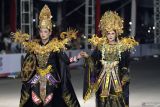 Peserta dari PT Pupuk Indonesia (Persero) mengikuti Artwear Carnival dalam rangkaian Jember Fashion Carnaval (JFC) di Jember, Jawa Timur, Sabtu (3/8/2024) malam. Artwear Carnival menampilkan kreasi busana tematik dari desainer, komunitas, brand yang dibalut menjadi satu dalam tampilan karnaval. Antara Jatim/Umarul Faruq/mas 