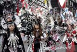 Peserta mengikuti Jember Fashion Carnaval (JFC) ke-22 di Jember, Jawa Timur, Minggu (4/8/2024). JFC yang menempuh rute karnaval sepanjang 3,6 km tersebut bertema Algorithm dengan tagline Beyond Binary of Our Story yang menampilkan 10 defile, yaitu Wayang, Chess, Versailles, Media, Betta Fish, Climate Change, Zodiac, Fairy, Jember dan Defile Rio. ANTARA Jatim/Umarul Faruq/mas.