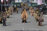 Peserta mengikuti Jember Fashion Carnaval (JFC) ke-22 di Jember, Jawa Timur, Minggu (4/8/2024). JFC yang menempuh rute karnaval sepanjang 3,6 km tersebut bertema Algorithm dengan tagline Beyond Binary of Our Story yang menampilkan 10 defile, yaitu Wayang, Chess, Versailles, Media, Betta Fish, Climate Change, Zodiac, Fairy, Jember dan Defile Rio. ANTARA Jatim/Umarul Faruq/mas.