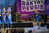 Kapten Tim Persib Bandung Marc Klok diperkenalkan kepada penonton saat peluncuran jersey dan tim Persib Bandung di Gor Citra Arena, Bandung, Jawa Barat, Minggu (4/8/2024). Tim Persib Bandung meluncurkan jersey dengan tema semangat juang sang juara serta memperkenalkan 30 pemain yang akan berlaga pada Liga 1 2024-2025. ANTARA FOTO/Raisan Al Farisi/agr