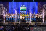 Pemain dan offisial tim Persib Bandung diperkenalkan kepada penonton saat peluncuran jersey dan tim Persib Bandung di GOR Citra Arena, Bandung, Jawa Barat, Minggu (4/8/2024). Tim Persib Bandung meluncurkan jersey dengan tema semangat juang sang juara serta memperkenalkan 30 pemain yang akan berlaga pada Liga 1 2024-2025. ANTARA FOTO/Raisan Al Farisi/agr