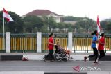 Peserta berlari melintasi jembatan Pante Pirak yang dihiasi bendera merah putih saat mengukuti Fun Run 5 Km Merdeka di Banda Aceh, Aceh, Minggu (4/8/2024). Lomba lari kategori 5 km  yang diikuti 1.050 peserta dari bebagai kalangan  itu dalam rangka menyambut HUT ke 79 Kemerdekaan RI dan dalam rangka menyonsong serta menyemarakan PON XXI Aceh-Sumut 2024. ANTARA FOTO/Ampelsa