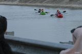 Pengunjung bermain kayak di Waduk Taman Edukasi Tsunami, kawasan aliran sungai Krueng Neng di Desa Asoe Nanggroe, Meuraxa, Banda Aceh, Aceh, Minggu (4/8/2024). Pengelola wisata setempat menyediakan kayak tandem dan single sebagai wahana baru wisata keluarga di Waduk Taman Edukasi Tsunami, dengan harga sewa mulai Rp30.000 hingga Rp50.000 per 30 menit. ANTARA FOTO/Khalis Surry