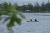 Pengunjung bermain kayak di Waduk Taman Edukasi Tsunami, kawasan aliran sungai Krueng Neng di Desa Asoe Nanggroe, Meuraxa, Banda Aceh, Aceh, Minggu (4/8/2024). Pengelola wisata setempat menyediakan kayak tandem dan single sebagai wahana baru wisata keluarga di Waduk Taman Edukasi Tsunami, dengan harga sewa mulai Rp30.000 hingga Rp50.000 per 30 menit. ANTARA FOTO/Khalis Surry