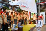 Petugas mengibarkan bendera ekspedisi saat pelepasan tim Ekspedisi Dayung Jelah Nusantara di Toko Pusat Eiger Adventure, Bandung, Jawa Barat, Senin (5/8/2024). Wanadri meluncurkan program Dayung Jelajah Nusantara, Ekspedisi Kayak di perairan Belitong yang diikuti oleh 12 pendayung dengan jarak 440 kilometer selama 30 hari dari mulai Agustus hingga September yang digelar dalam rangka menumbuh kembangkan tradisi mendayung dan menjelajah. ANTARA FOTO/Raisan Al Farisi/agr