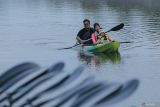 Pengunjung bermain kayak di Waduk Taman Edukasi Tsunami, kawasan aliran sungai Krueng Neng di Desa Asoe Nanggroe, Meuraxa, Banda Aceh, Aceh, Minggu (4/8/2024). Pengelola wisata setempat menyediakan kayak tandem dan single sebagai wahana baru wisata keluarga di Waduk Taman Edukasi Tsunami, dengan harga sewa mulai Rp30.000 hingga Rp50.000 per 30 menit. ANTARA FOTO/Khalis Surry