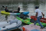 Pengunjung mendayung kayak di Waduk Taman Edukasi Tsunami, kawasan aliran sungai Krueng Neng di Desa Asoe Nanggroe, Meuraxa, Banda Aceh, Aceh, Minggu (4/8/2024). Pengelola wisata setempat menyediakan kayak tandem dan single sebagai wahana baru wisata keluarga di Waduk Taman Edukasi Tsnami, dengan harga sewa mulai Rp30.000 hingga Rp50.000 per 30 menit. ANTARA FOTO/Khalis Surry

