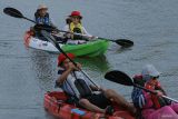 Pengunjung bermain kayak di Waduk Taman Edukasi Tsunami, kawasan aliran sungai Krueng Neng di Desa Asoe Nanggroe, Meuraxa, Banda Aceh, Aceh, Minggu (4/8/2024). Pengelola wisata setempat menyediakan kayak tandem dan single sebagai wahana baru wisata keluarga di Waduk Taman Edukasi Tsunami, dengan harga sewa mulai Rp30.000 hingga Rp50.000 per 30 menit. ANTARA FOTO/Khalis Surry