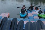 Petugas memberi arahan tata cara mengayuh kepada pengunjung yang bersiap bermain kayak di Waduk Taman Edukasi Tsunami, kawasan aliran sungai Krueng Neng di Desa Asoe Nanggroe, Meuraxa, Banda Aceh, Aceh, Minggu (4/8/2024). Pengelola wisata setempat menyediakan kayak tandem dan single sebagai wahana baru wisata keluarga di Waduk Taman Edukasi Tsunami, dengan harga sewa mulai Rp30.000 hingga Rp50.000 per 30 menit. ANTARA FOTO/Khalis Surry