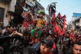  Peserta mengarak seorang Tatung (dukun yang kerasukan arwah leluhur) saat melakukan atraksi pada perayaan Festival Cheng Ho 2024 di kawasan Pecinan Semarang, Jawa Tengah, Minggu (4/8/2024). Atraksi ritual Tatung Dayak Kalimantan Barat tersebut dalam rangka perayaan memperingati kedatangan Sam Poo Tay Djien atau Laksamana Cheng Ho ke-619 di Kota Semarang sekaligus mengenalkan akulturasi budaya Nusantara dengan Tionghoa. ANTARA FOTO/Makna Zaezar/tom.
